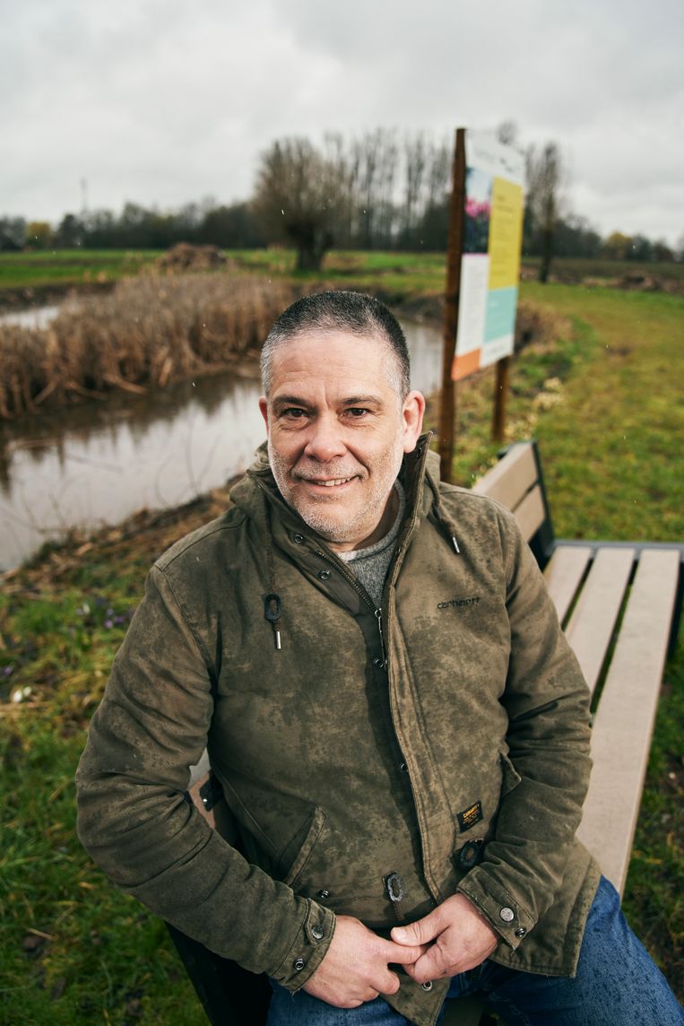 Gie Van den Eeckhaut: ‘Nu trekt het water de grond in, maar bouw hier een verkaveling en het water stroomt zo naar beneden, onze kelder binnen.’ Beeld Joris Casaer