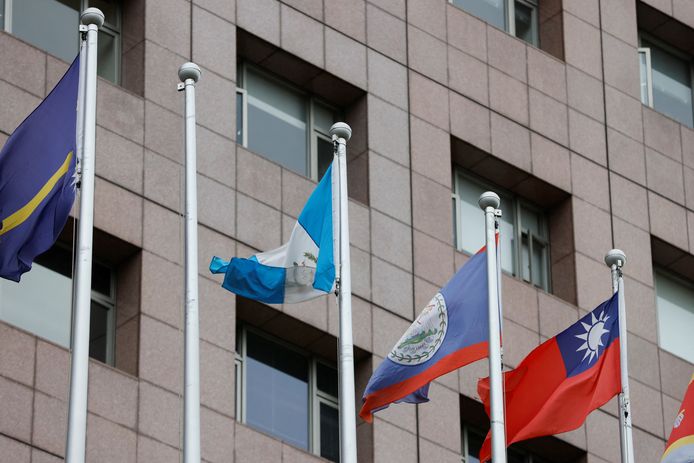 Un mât vide où flottait le drapeau hondurien à côté de drapeaux d'autres pays dans le quartier diplomatique qui abrite les ambassades à Taipei, ce 26 mars.