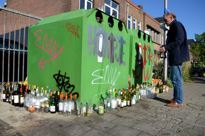 Wegens de sluiting van de horeca tijdens de coronacrisis wordt er meer thuis gedronken. Dat leidt in Nijmegen tot overvolle glasbakken. Mensen zoeken vergeefs een leeg gat in de glasbak om hun oude glas in kwijt te kunnen.