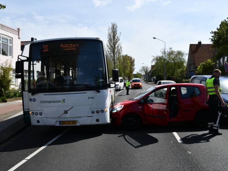 Automobilist botst op lijnbus in Vlissingen