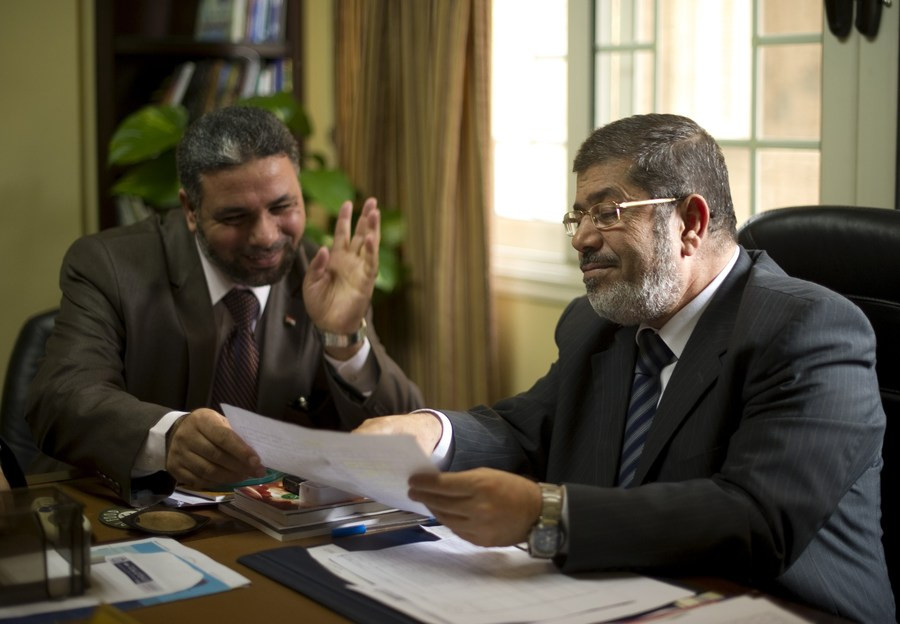 Le président des Frères musulmans Mohammed Morsi (à droite)
