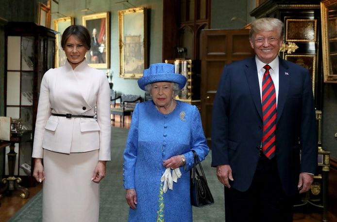 Donald Trump (R) en zijn vrouw Melania (L) tijdens hun eerste ontmoeting met koningin Elizabeth.