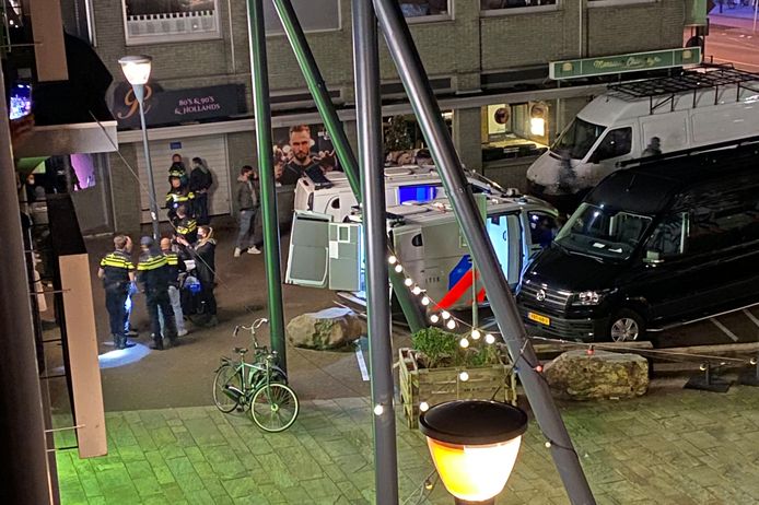 In dit pand aan de Leenderweg werd een bijeenkomst voor illegaal gokken gestopt.