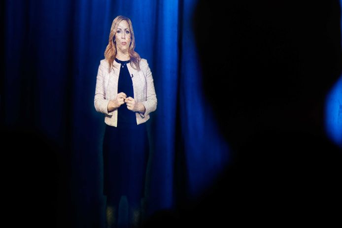 Een hologram van Lilian Marijnissen op het podium.