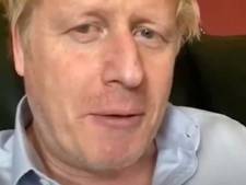 Britse premier Boris Johnson kan weer rechtop zitten in bed op intensive care