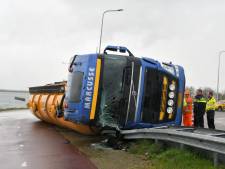 Vrachtwagen valt om bij Zandkreeksluis, bypass afgesloten