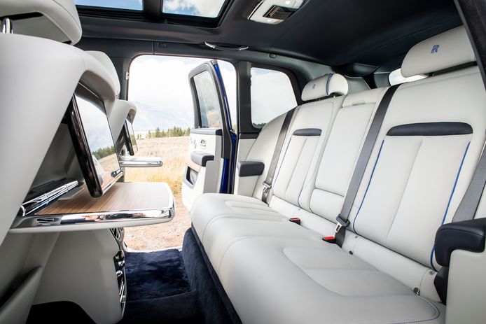 De driezits achterbank in de Rolls-Royce Cullinan