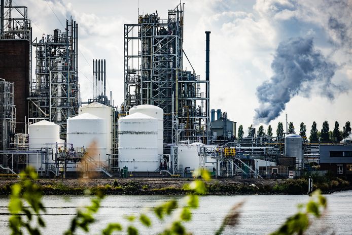 Exterieur van Chemours-fabriek in Dordrecht, die PFAS gebruikt in het productieproces.