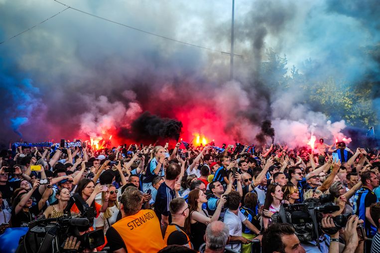Supporters van Club Brugge vieren de titel voor het Jan Breydelstadion. Beeld Benny Proot