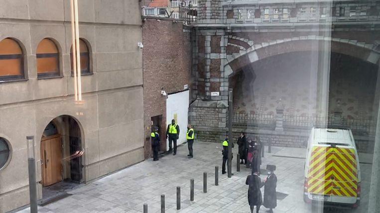 De synagoge moet op bevel van de burgemeester vier weken dichtblijven.  Beeld VTM NIEUWS