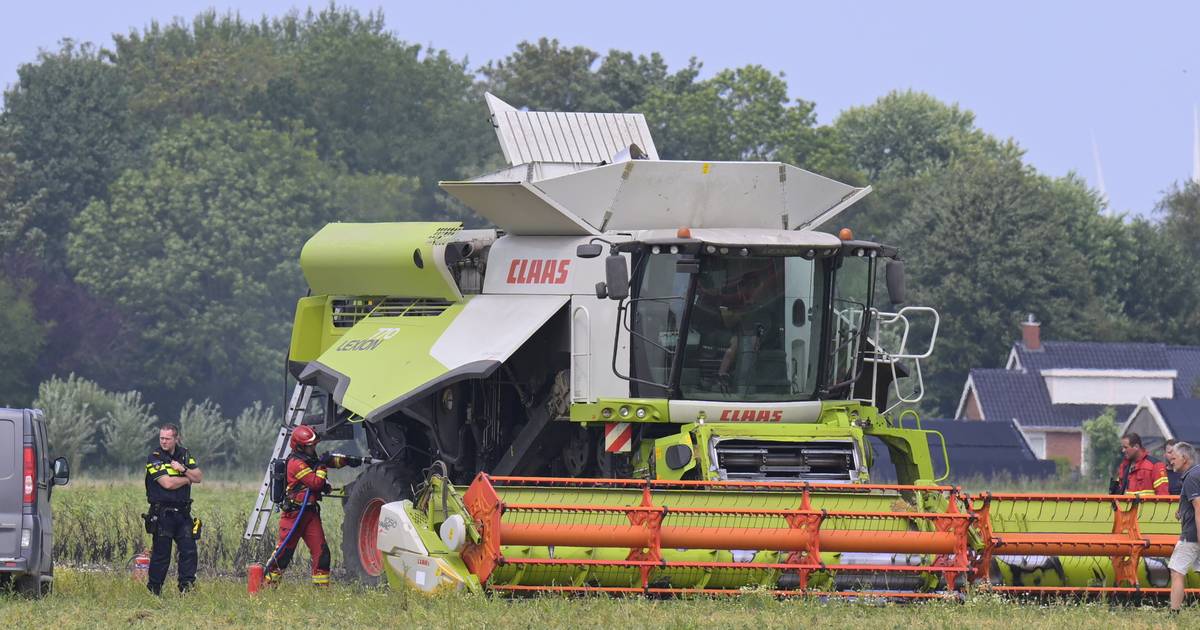Oogstmachine vat vlam tijdens oogsten op Oosterwijtwerderweg in Eenum