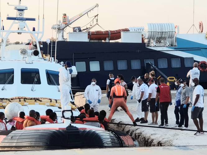 Alle schipbreukelingen op reddingsboot Banksy van boord gehaald, 400 vluchtelingen zoeken veilige haven