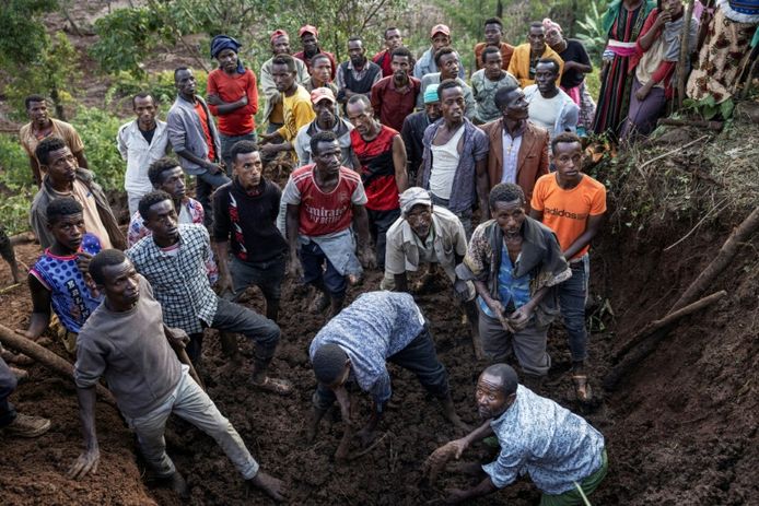 Des volontaires, armés de maigres outils, creusent, le 24 juillet à Kencho Shacha Gozdi, dans le sud de l'Ethiopie, la coulée de boue qui a englouti des centaines de personnes