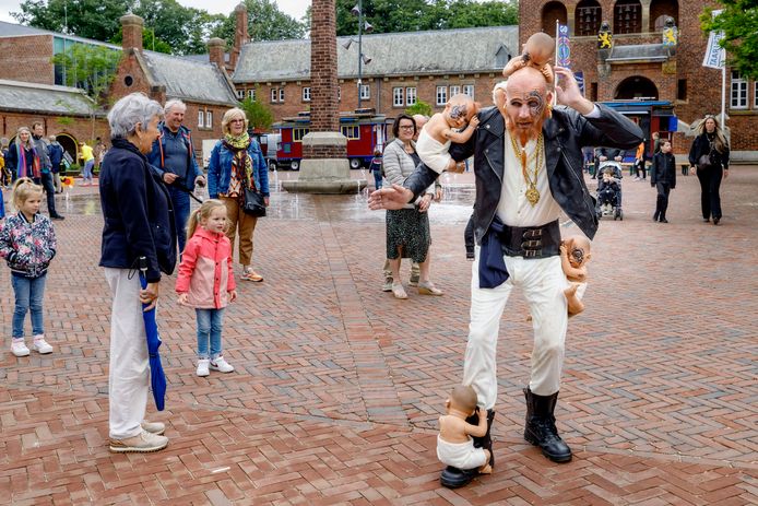 Tattoo Papa sjouwt vier in luiers gehulde babypoppen aan zijn lijf door de straat: ,,Oh jee, vasthouden. Hou vast.”