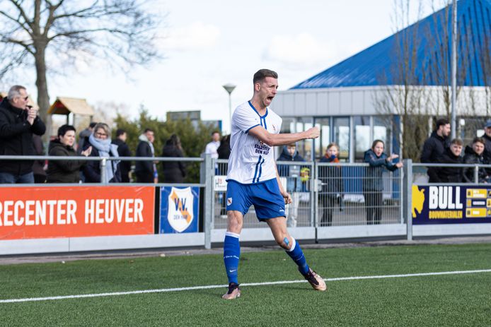 Ontlading bij Den Ham-spits Daan Timmerman nadat hij de 1-0 heeft gemaakt tegen PH.