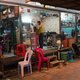 Elke dag, urenlang zitten grote delen van Cambodja zonder stroom: ‘Ik doe mijn werk nu met de hand’