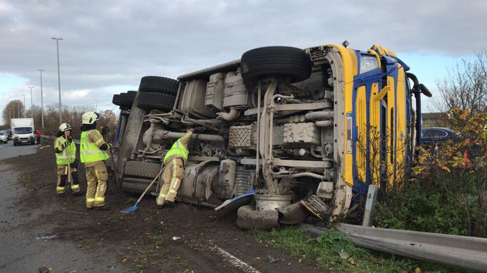 De betonmixer kwam op z'n zij tot stilstand in de middenberm.