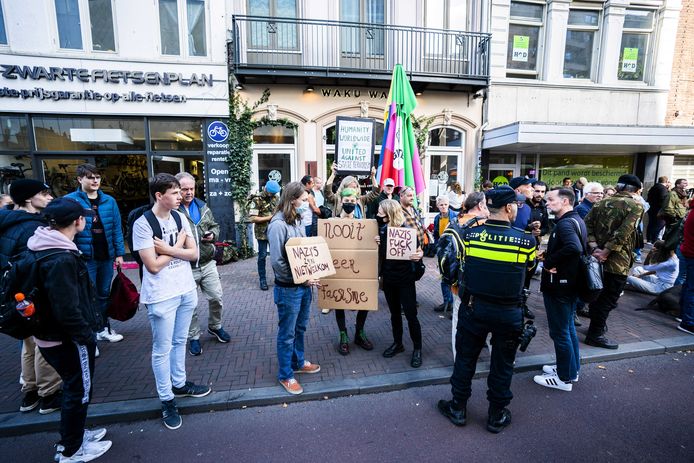 Demonstranten voor de deur bij Waku Waku in Utrecht.