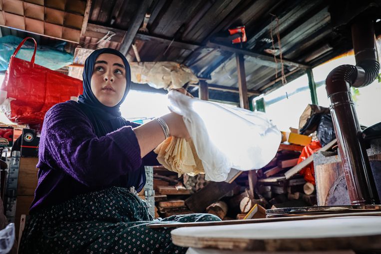 Nisa bakt Turks brood op het houtvuur. Beeld Saskia van den Boom