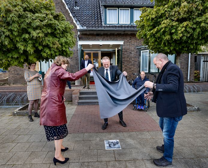 Veteranen in Deurne onthulden in mei een gedenktegel bij het Hofke van Marijke. Vlnr: burgemeester Greet Buter, Henk Frerichs, Jelle van der Steen en oud-Inspecteur Generaal van de Krijgsmacht Hans van Griensven.
