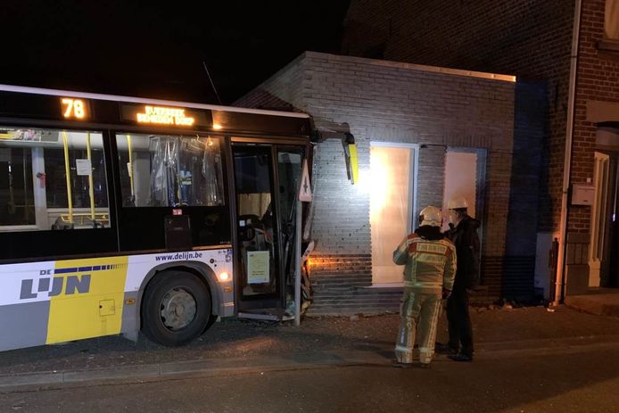 Door het ongeval met een bestelwagen op het kruispunt van Schoolstraat, Marktweg en Eersbekeweg in Goeferdinge belandde een Lijnbus tegen de hoek van een bijgebouw in aanbouw.