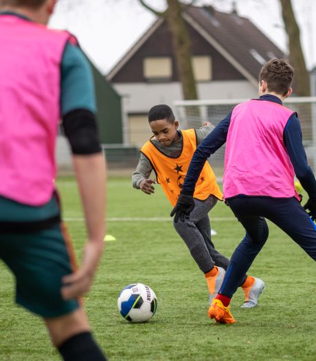 In de miezer op zoek naar toptalent: ‘Ik hoop ooit voor Paris Saint-Germain te voetballen’