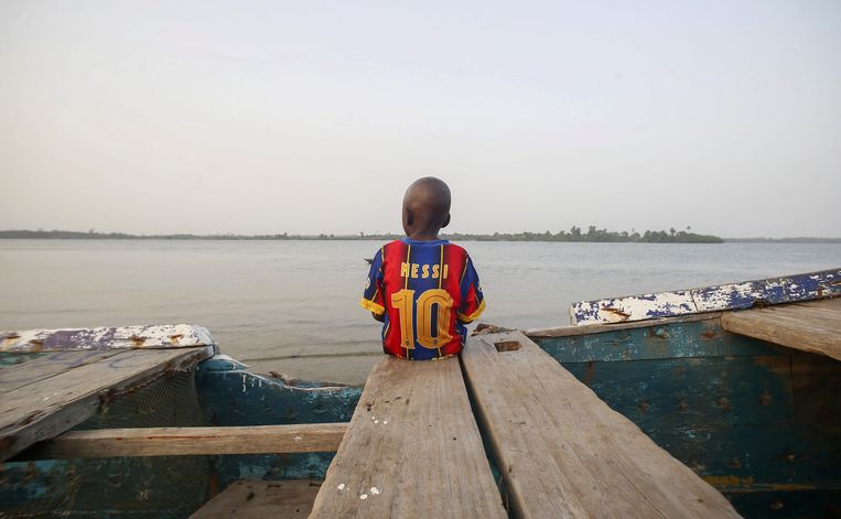 Een jongen bij Lake Piso, Liberia.    Beeld EPA