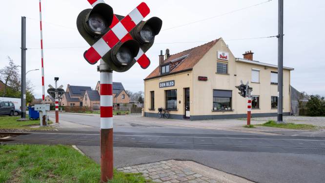 Willebroek zet sluiting van overweg Tisseltbaan ‘on hold’ na protest van buurtbewoners: “Gaan met iedereen praten en dossier herbekijken”