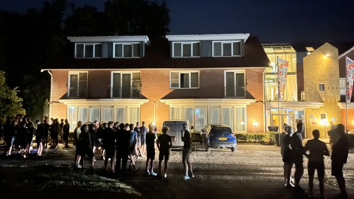 Een groep betogers voor Landhotel ’t Elshuys in Albergen. De foto is gemaakt tijdens het begin van het protest. Daarna werd het nog drukker voor het hotel; uiteindelijk waren er zeker honderden mensen aan het protesteren.