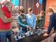 In het Industrieel Museum in Sas van Gent krijgen Gijs Kramer, Mylan Swartelé en Jaimy Dhondt (vlnr) uitleg van Cees Verstraate over mechatronica.