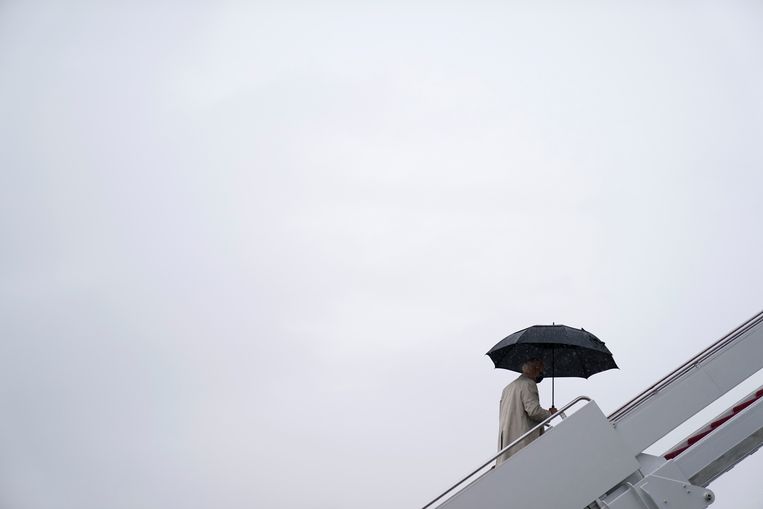 De Amerikaanse president Joe Biden zei twee jaar geleden nog een overgangs­president te willen zijn, nu moet hij de rol van crisis­president opnemen.
 Beeld AP