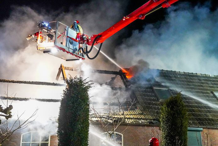 Schuur van langgevelboerderij verloren gegaan bij brand.