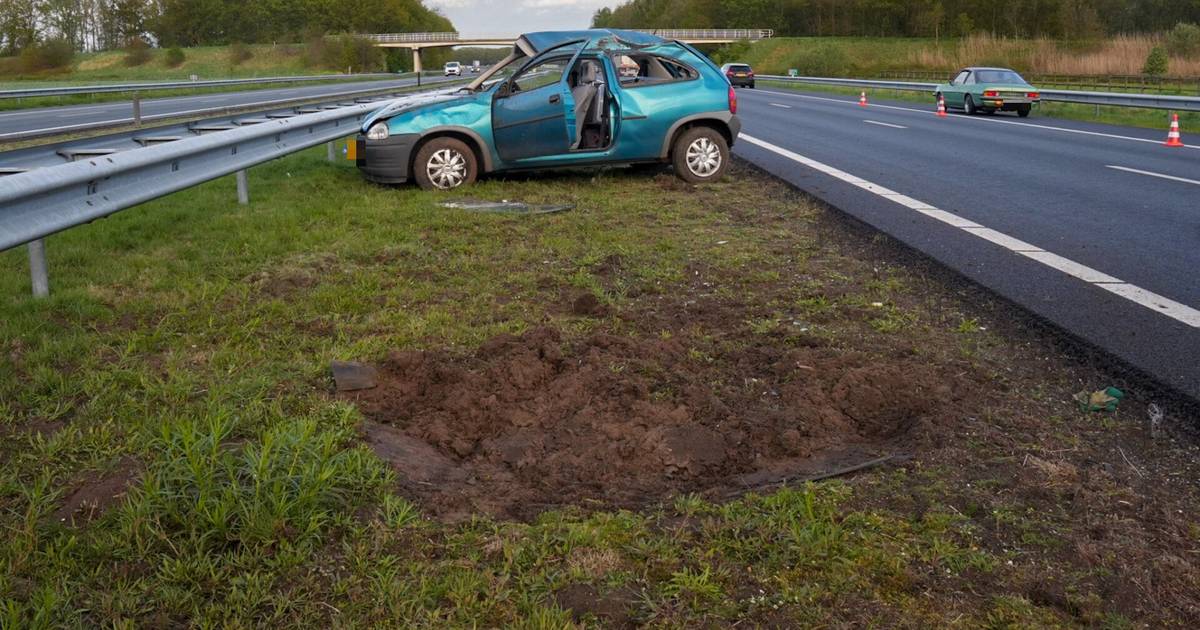 Auto botst tegen vangrail en slaat over de kop op A67