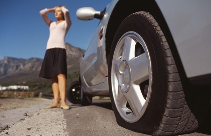 Let bij een lekke band op parkeerplaatsen langs de Franse Autoroute extra goed op.