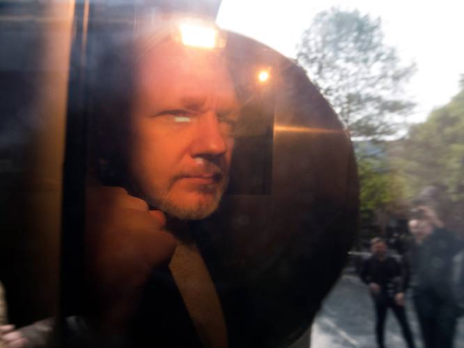 WikiLeaks-oprichter Assange veroordeeld tot bijna een jaar cel