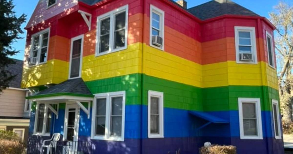 Il vicino omofobo riceve una sorpresa colorata: casa dipinta a forma di bandiera arcobaleno |  strano