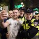 Hoe politie feestend uitgaanspubliek in toom houdt