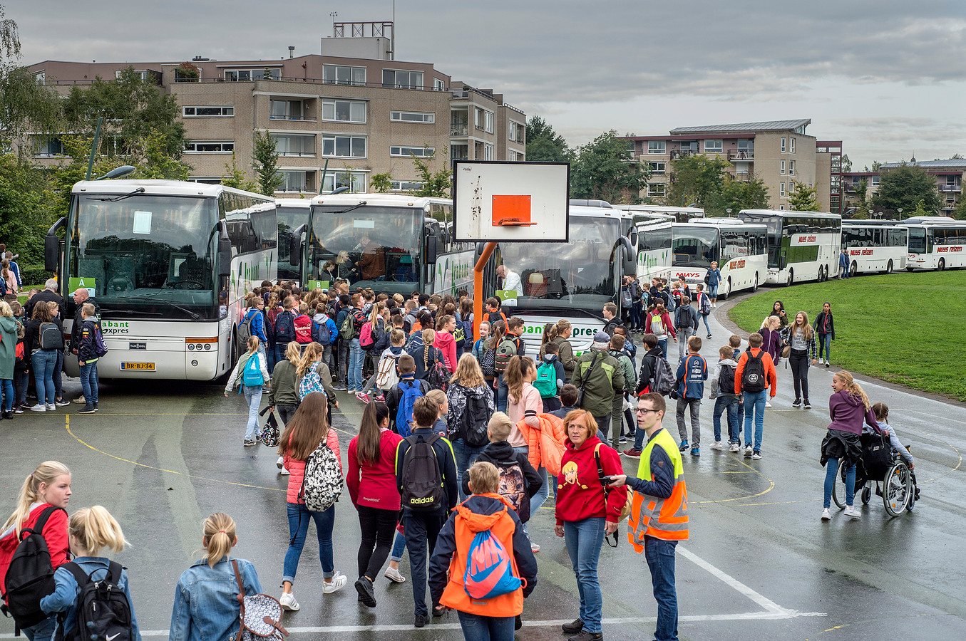 KSE bestaat 50 jaar en viert dat door met alle leerlingen in 50 bussen naar de Efteling te gaan.