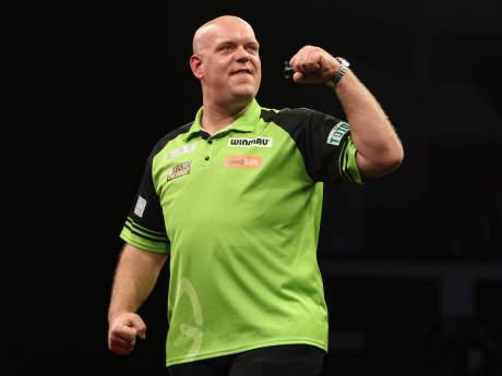 Michael van Gerwen voltooit hattrick in Premier League: ‘Ik weet hoe ik moet winnen zonder mijn A-game te spelen’
