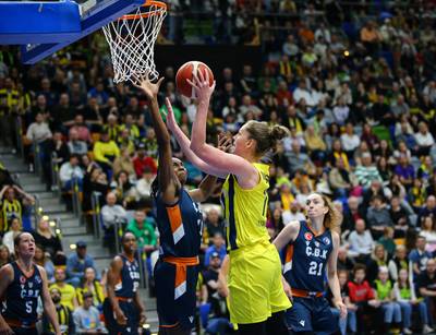 KIJK. Emma Meesseman pakt in EuroLeague uit met triple-double in 18 minuten