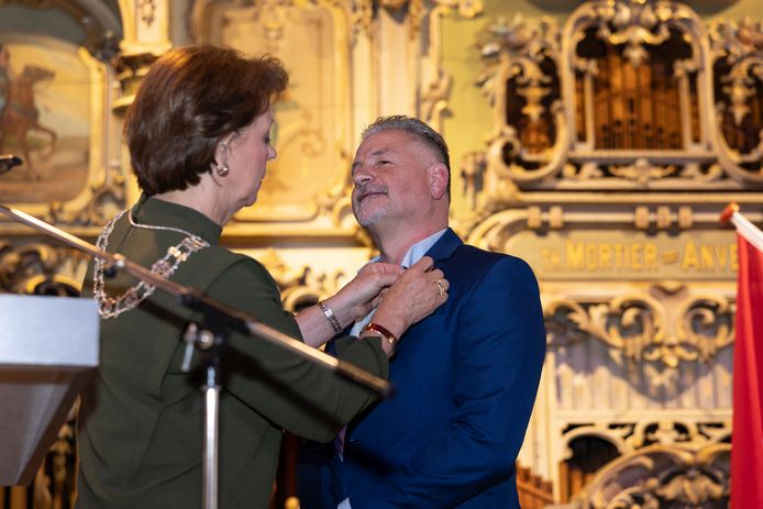 Helmonder Rene Baggermans krijgt een lintje opgespeld door burgemeester Elly Blanksma.