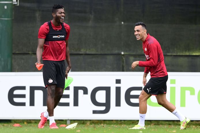 Ibrahim Sangaré en Eran Zahavi eerder dit seizoen. De Ivoriaan lijkt fit en de Israëliër moet voorlopig passen, zo lijkt het.