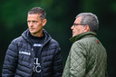 NEC-trainer Rogier Meijer en technisch directeur Ted van Leeuwen overleggen met elkaar.