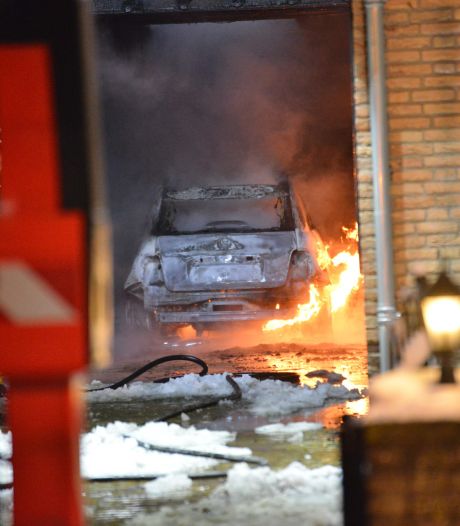 Auto brandt uit aan Daalakkerpad in Bavel, ook carport en schuur in vlammen op
