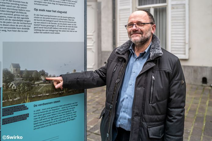 De erfgoedborden waarop het verhaal van Iwein van Aalst te lezen is.