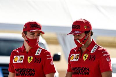 Sainz en Leclerc krijgen gelijke status bij Ferrari: “We hebben geen nummer 1 en 2 nodig in het team”