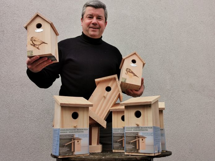Kristof De Cuyper van DVP Pepingen met de nestkastjes.