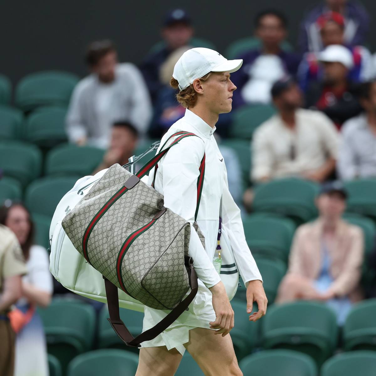 Op maat gemaakte Gucci tas doet discussie weer oplaaien laat Wimbledon strikte keurslijf na meer dan eeuw eindelijk wat los Tennis hln.be
