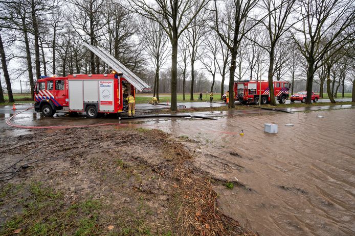 Wateroverlast aan de Zutphensestraatweg. De brandweer pompte gisteren water weg nadat de weg blank had gestaan. Ook dinsdag was er slechts één rijbaan beschikbaar.