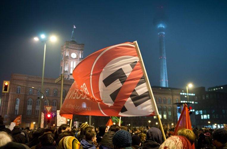 Demonstranten met een anti-nazivlag in Berlijn. Beeld epa